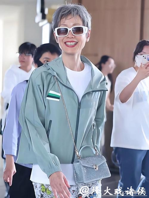 叶童回应哥哥李中宁当保安知道他收入低，但不会去看他，也不会给钱